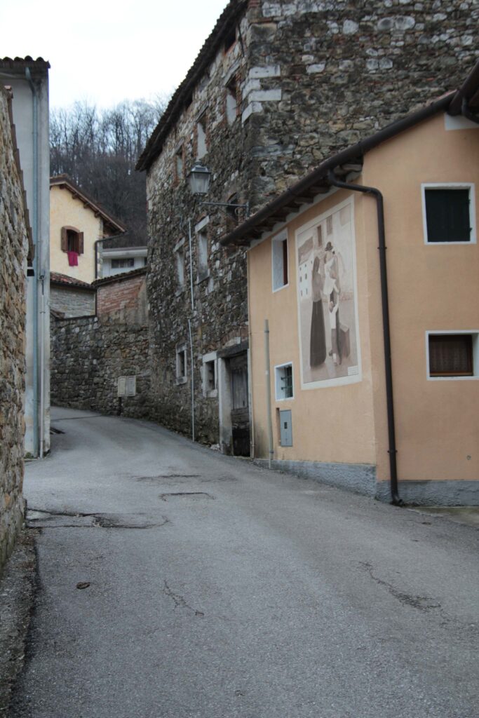 Borgo di Fratta can il murales sull'emigrazione